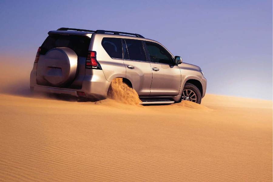 4x4 driving across the Dubai dunes